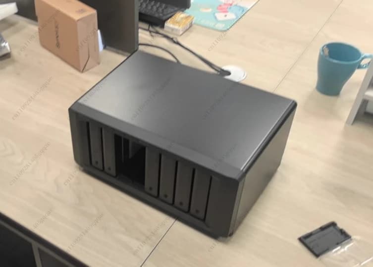 Server NAS di archiviazione collegato alla rete per lo streaming multimediale di backup dei dati aziendali domestici e condivisione di file