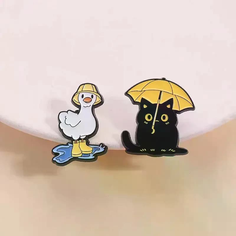 Divertente gatto nero con ombrello Spille smaltate Anatra con stivali da pioggia Spille in metallo Distintivo da bavero Gioielli Regali per gli amici