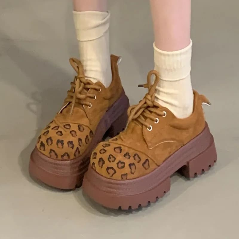 Scarpe con tacco spesso da donna Primavera Nuova testa tonda con giunture in pelle scamosciata cinturino anteriore suola spessa mocassini antiscivolo resistenti all'usura