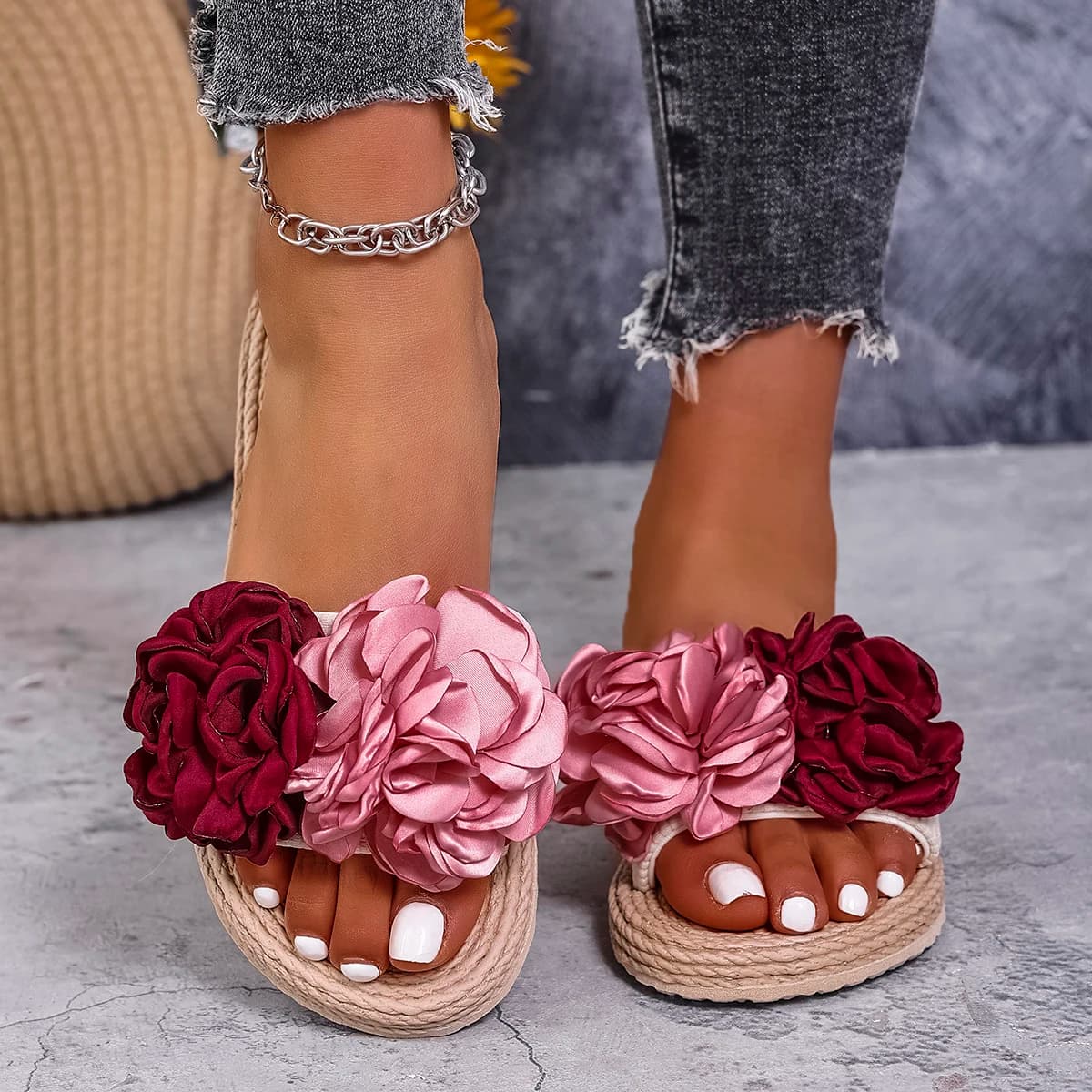 Pantofole piatte resistenti all'usura leggere e antiscivolo alla moda da donna con grandi fiori multicolori per le vacanze al mare