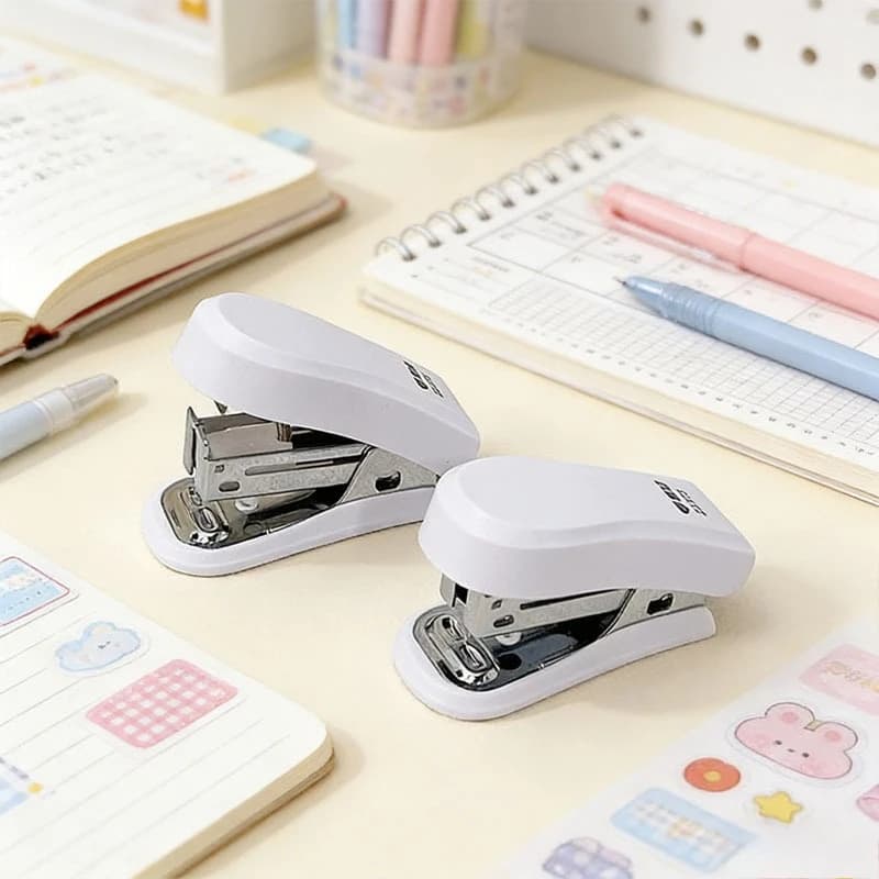 Mini Cucitrice Manuale con 2000 Graffette, Cucitrice Standard per Studenti, Ufficio, Dipendenti e Forniture Scolastiche