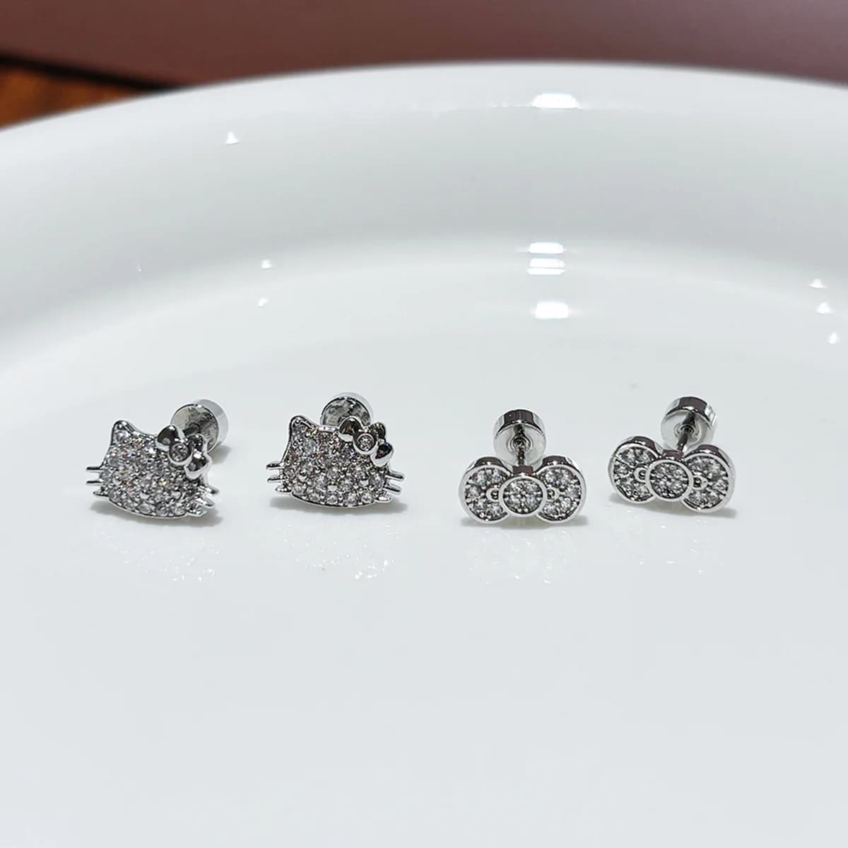 Orecchini a lobo mini in acciaio inossidabile super brillante con diamanti a forma di gatto, nuova tendenza, orecchini a lobo in acciaio al titanio 316L, unisex, adatti a ogni occasione