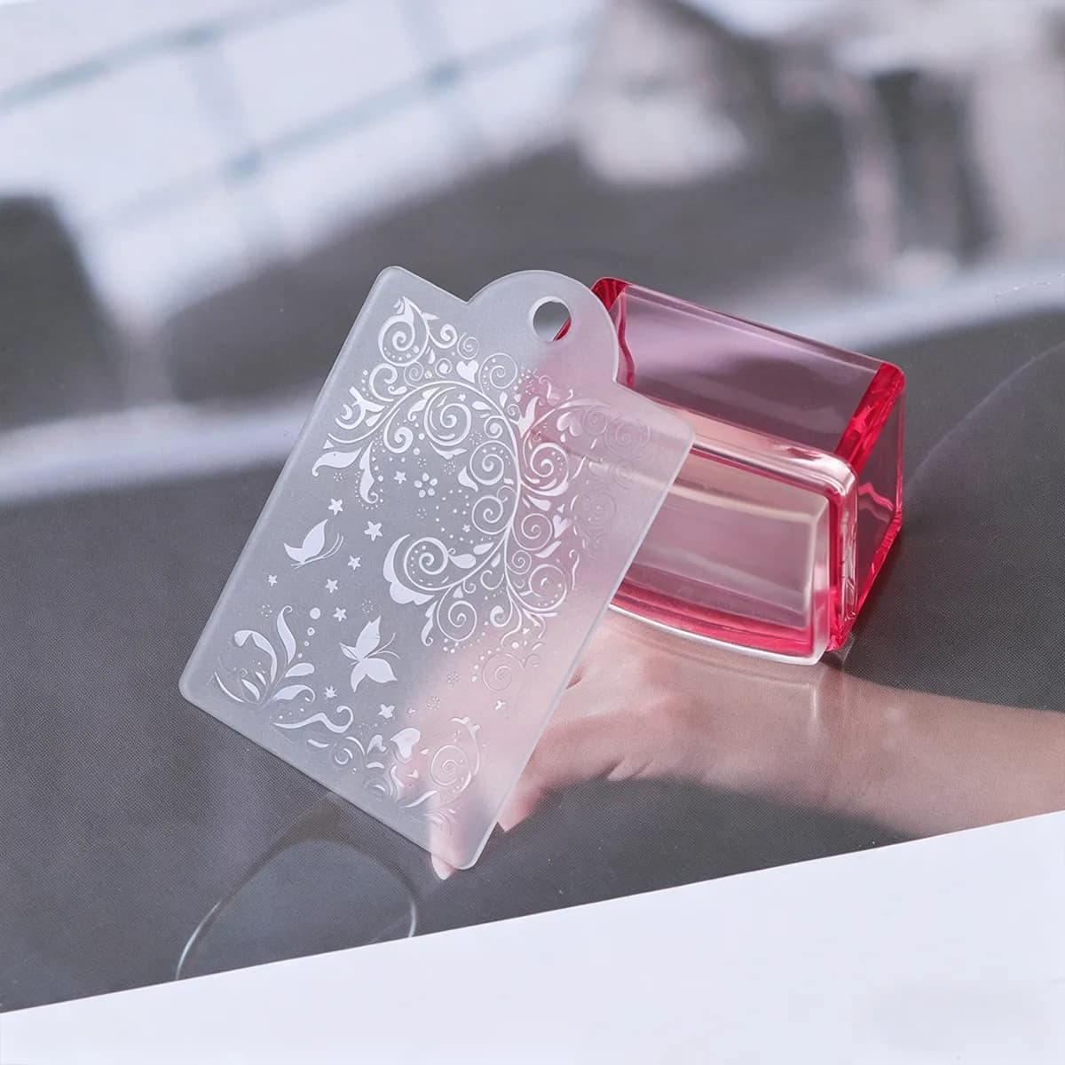 Timbro per Unghie in Silicone Trasparente Rosso, Strumento Fai-da-Te per Manicure, Kit per Nail Art con Raschietto per Facile Lucidatura e Trasferimento di Motivi