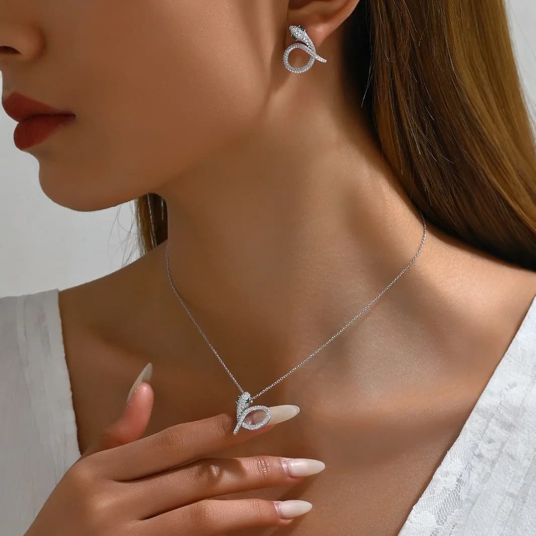 YCP Set di orecchini pendenti con serpente Flash zirconiOrecchini di lusso leggeri e alla moda con design di nicchia per le donne Multi occasioni