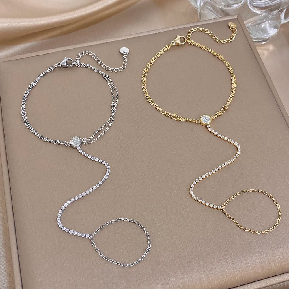 Raffinato Bracciale con Micro Incastonature di Zirconi per Donne, Colore Oro, Acciaio Inossidabile, Anello Collegato al Bracciale, Gioiello per Mano