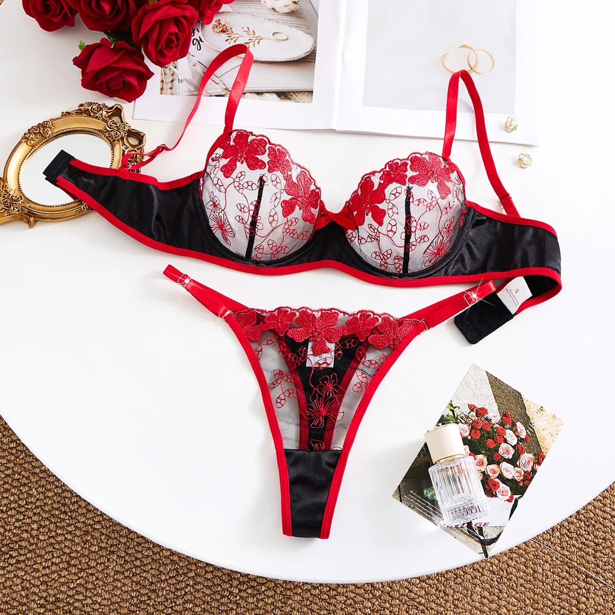 Set di biancheria intima traspirante confortevole semitrasparente ricamata con design a forma di cuore rosso vino da donna, adatto