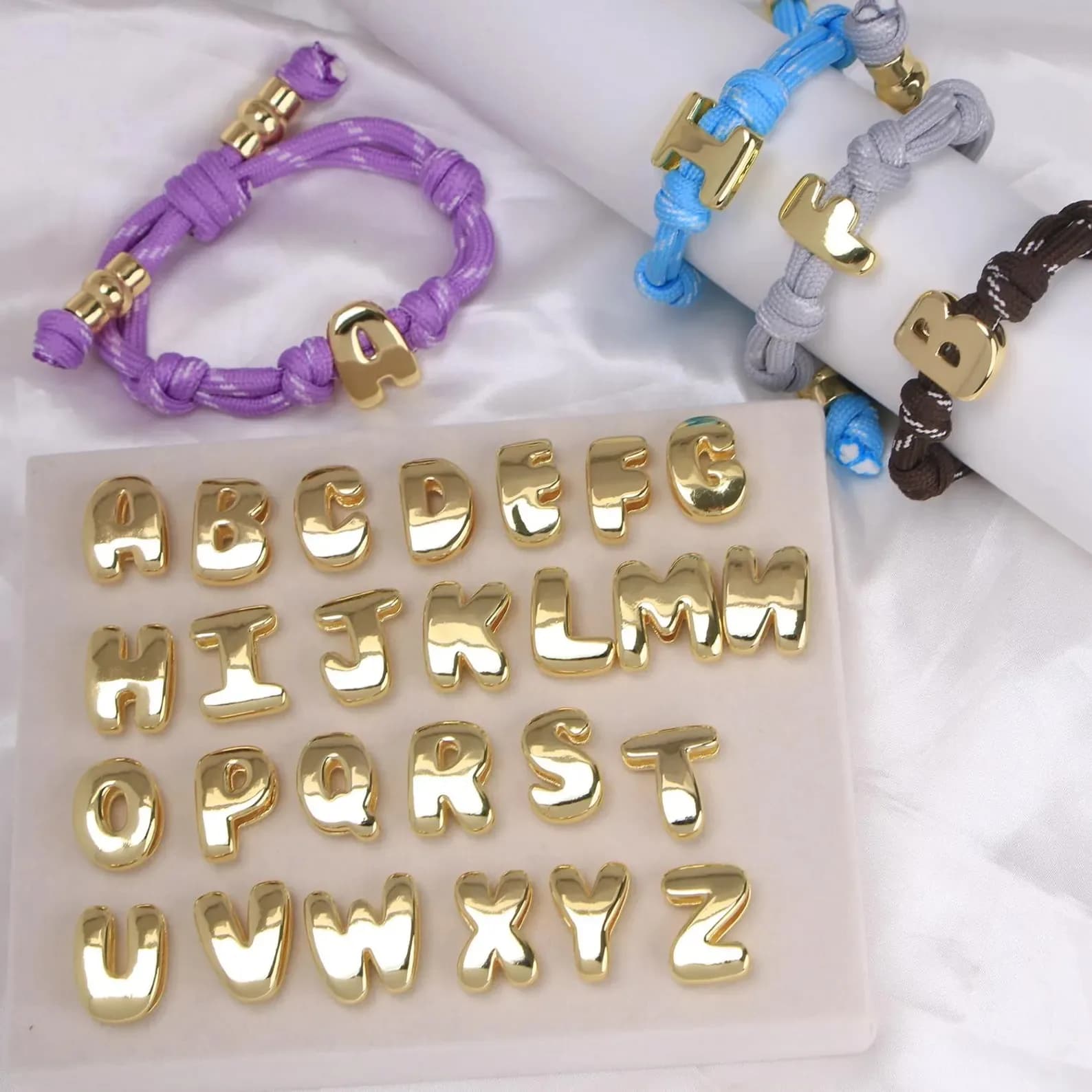 Bracciale iniziale annodato personalizzato Bracciale iniziale con lettera a bolle personalizzata Bracciale minimalista con cordino annodato in corda per lei