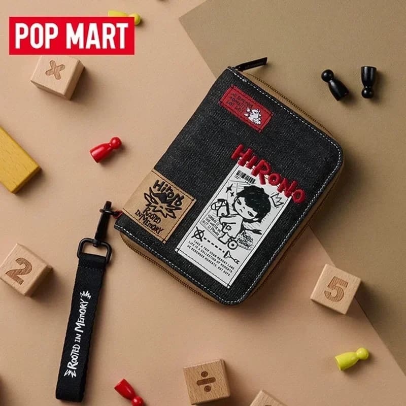 POP MART Hirono Echo Series Porta passaporto Scatola cieca Giocattoli Scatola misteriosa Guess Bag Collezione di ornamenti per il desktop della bambola Figura anime