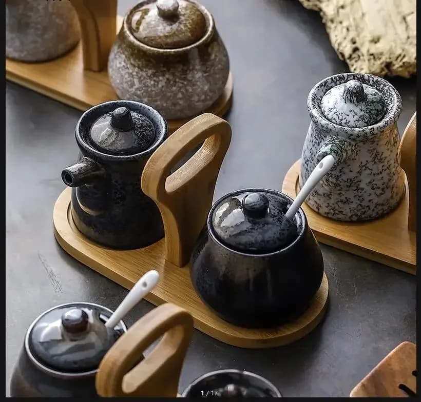 Barattolo di condimento per conservazione in ceramica giapponese Forniture da cucina Set di scatole per condimenti per la casa Barattolo di sale per olio Utensile da cucina con coperchio con cucchiaio