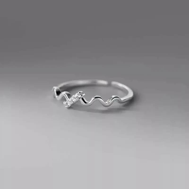 Anello a onda semplice Nicchia INS Stile Luce Lusso Dito indice Gioielli per ragazza 2025 Anello di coda con linee geometriche in zircone intarsiato di fascia alta