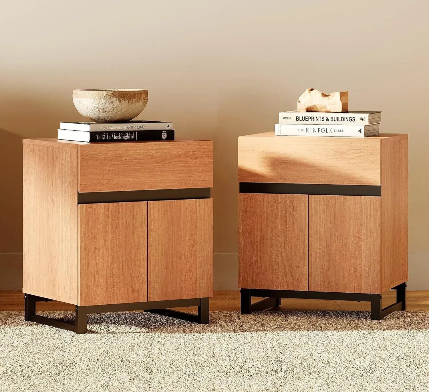 Set di 2 Comodini con 1 Cassetto e 1 Armadietto, Tavolino Moderno da Comodino con 2 Ante Apribili per Camera da Letto, in Legno, Personalizzabile