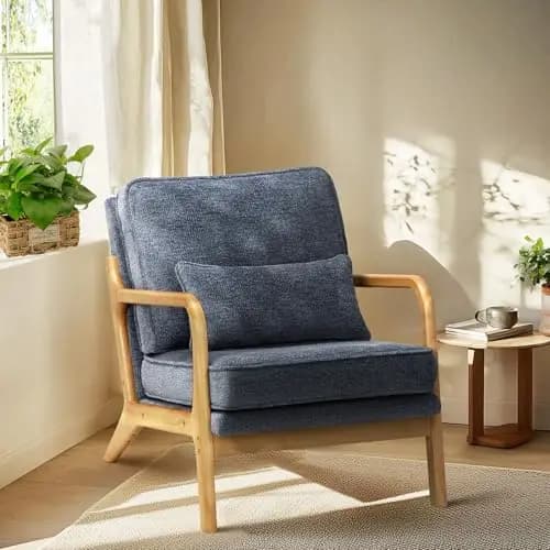 Poltrona imbottita blu con braccioli in legno naturale e cuscino rimovibile