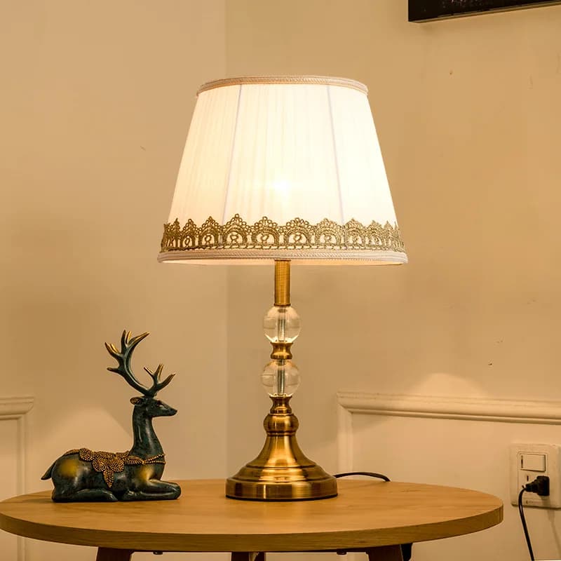 Lampada da comodino per camera da letto in cristallo di rame imitazione americana Lampada da scrivania moderna semplice in tessuto stile europeo caldo per la casa