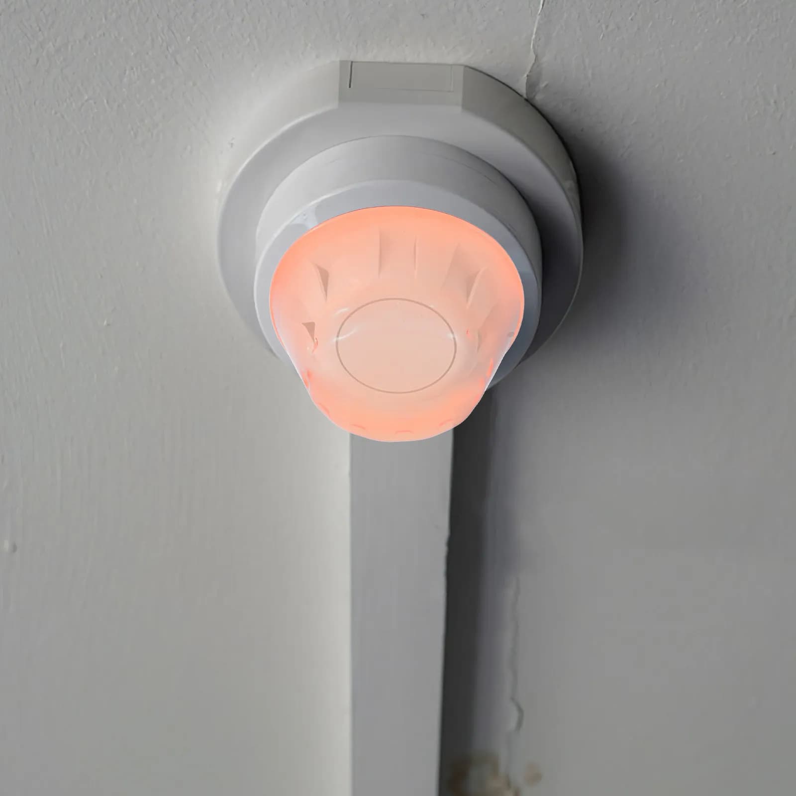 4Pcs Smoke Detectors Protective Cover Cap Reusable Plastic Alarm Shield for Kitchen Cooking Baking Home Safety Maintenance