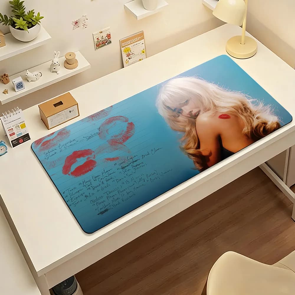 Tappetino per mouse S-Sabrina C-Carpenter, antiscivolo con bordo bloccabile, accessori per laptop, tappetino in gomma per ufficio, tastiera, gioco, 350x900x3mm