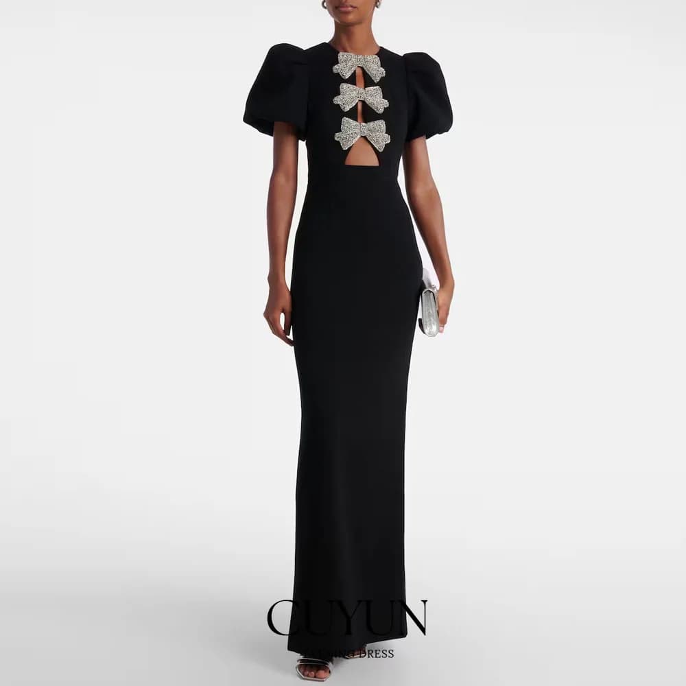CUYUN Abito da sera da donna nero moderno personalizzato Sirena Lunghezza pavimento Abito da festa formale Maniche corte a sbuffo Abito saudita con fiocco