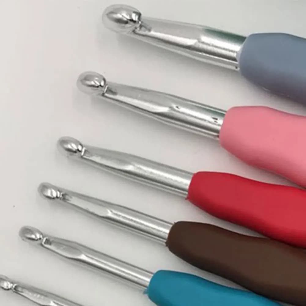 Set di uncinetti in alluminio con custodia, kit di uncinetti colorati con impugnatura ergonomica, 11 misure, ideale come regalo per mamma e nonna