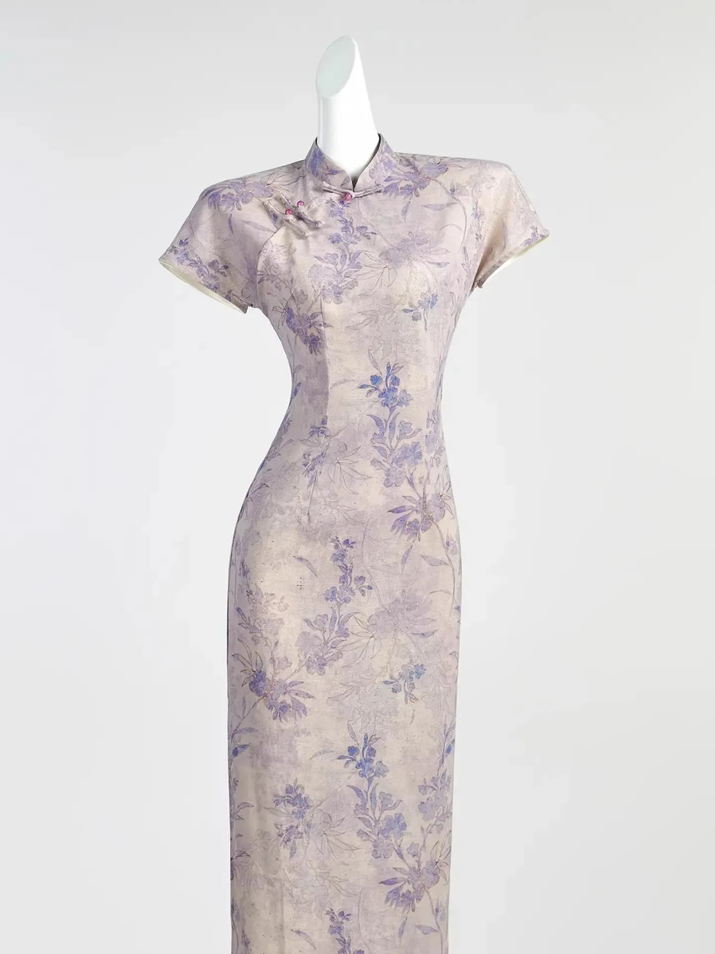 Elegante Abito Qipao Riformato Stile Cinese Viola Dimagrante, Nuovo Modello Estate 2026, Gonna Lunga Floreale Traspirante in Poliestere per Uso Quotidiano