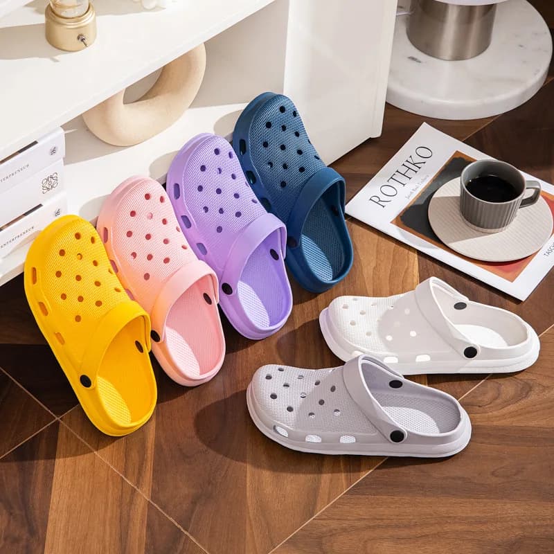 Zoccoli con foro in EVA 2025 Home Wear Pantofole da giardino impermeabili antiscivolo Scivoli da spiaggia traspiranti alla moda