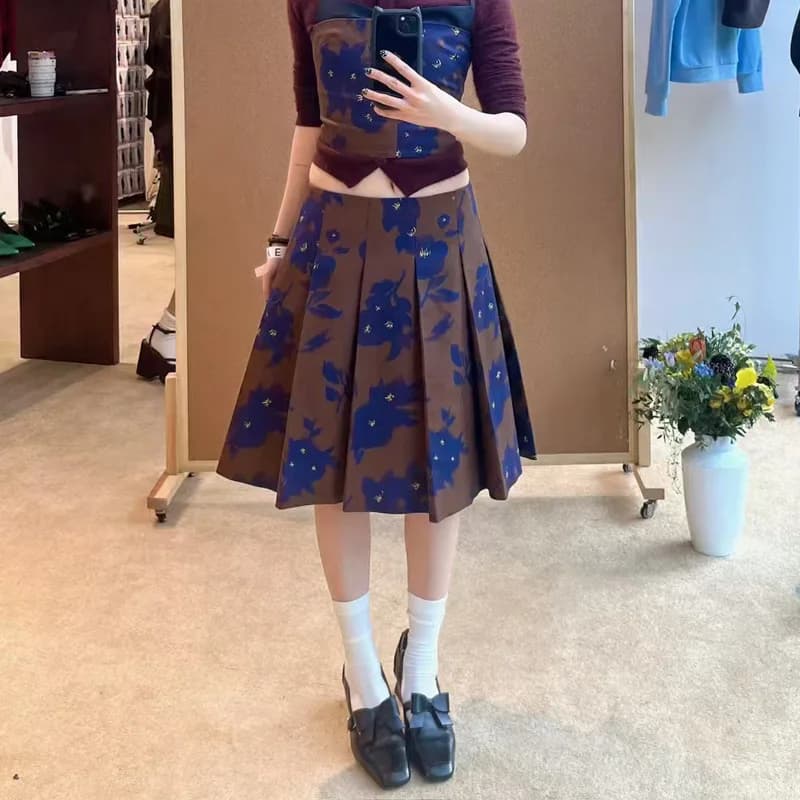 Gonna a pieghe elegante ed elegante con motivi floreali per abiti all'inizio dell'autunno 2025 y2k