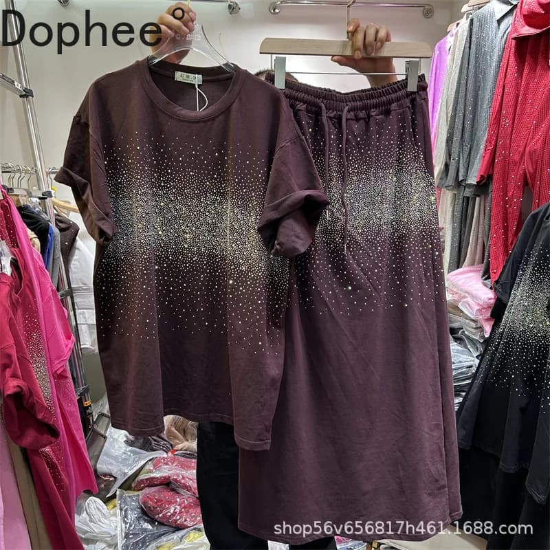 Set da due pezzi da donna con perforazione a caldo lucida 2025 Nuovi pullover estivi T-shirt a maniche corte allentata Top + Gonne a trapezio in vita elastica