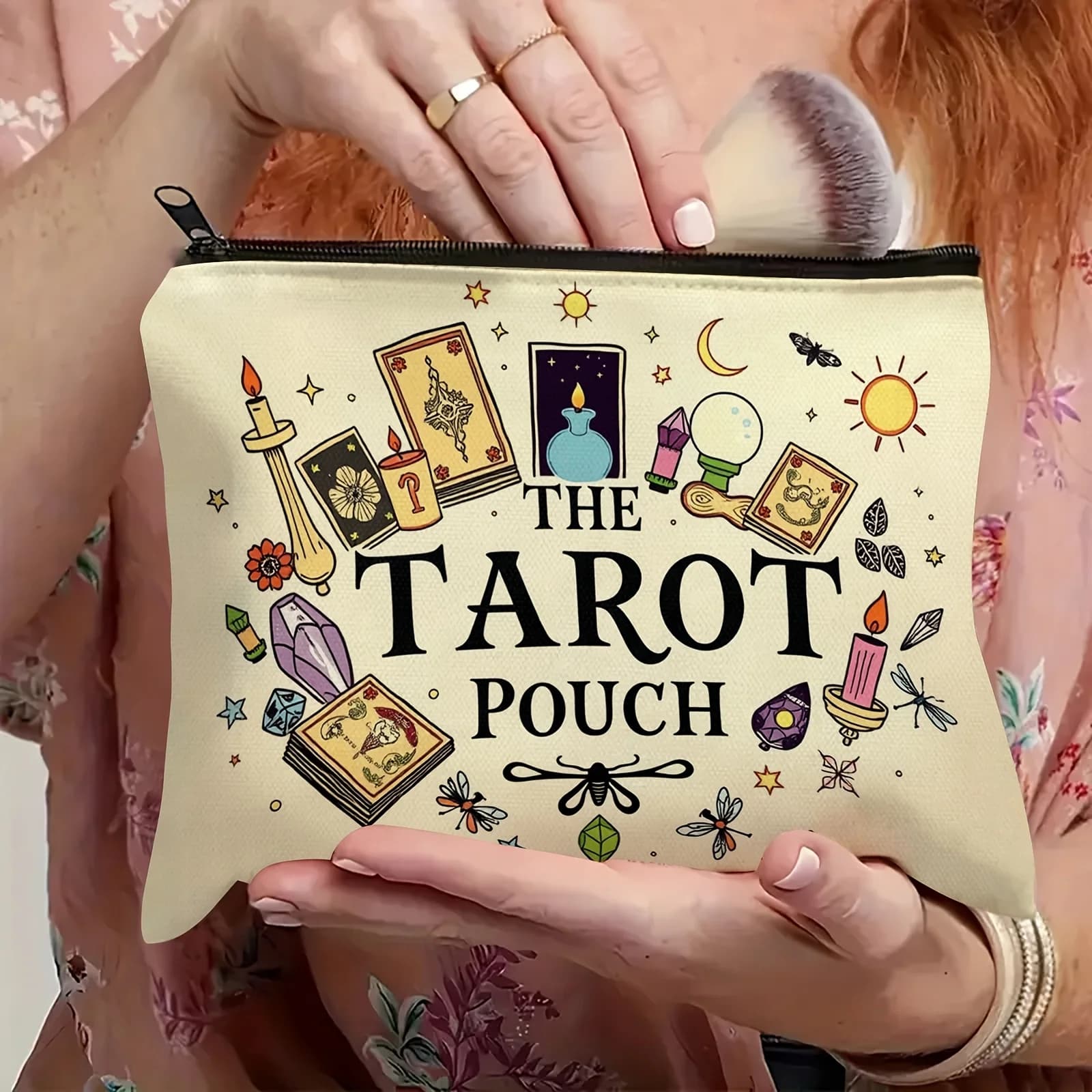 Borsa per tarocchi con design vibrante e cosmico, in poliestere resistente, compatto e portatile, ideale come borsa per cosmetici per uso quotidiano o da viaggio.