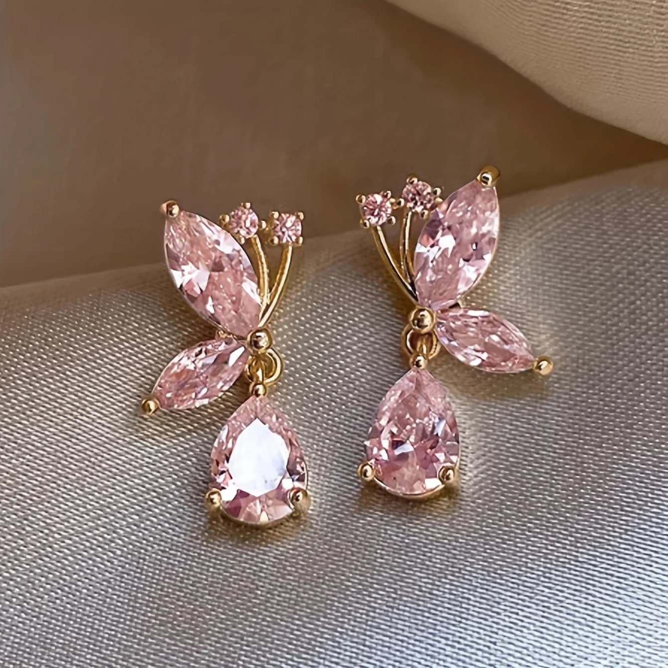 1 paio di orecchini alla moda, eleganti, raffinati e di alta gamma con fiocco a farfalla e intarsi in vetro artificiale per il pendolarismo quotidiano e gli appuntamenti delle donne, esclusa la confezione regalo
