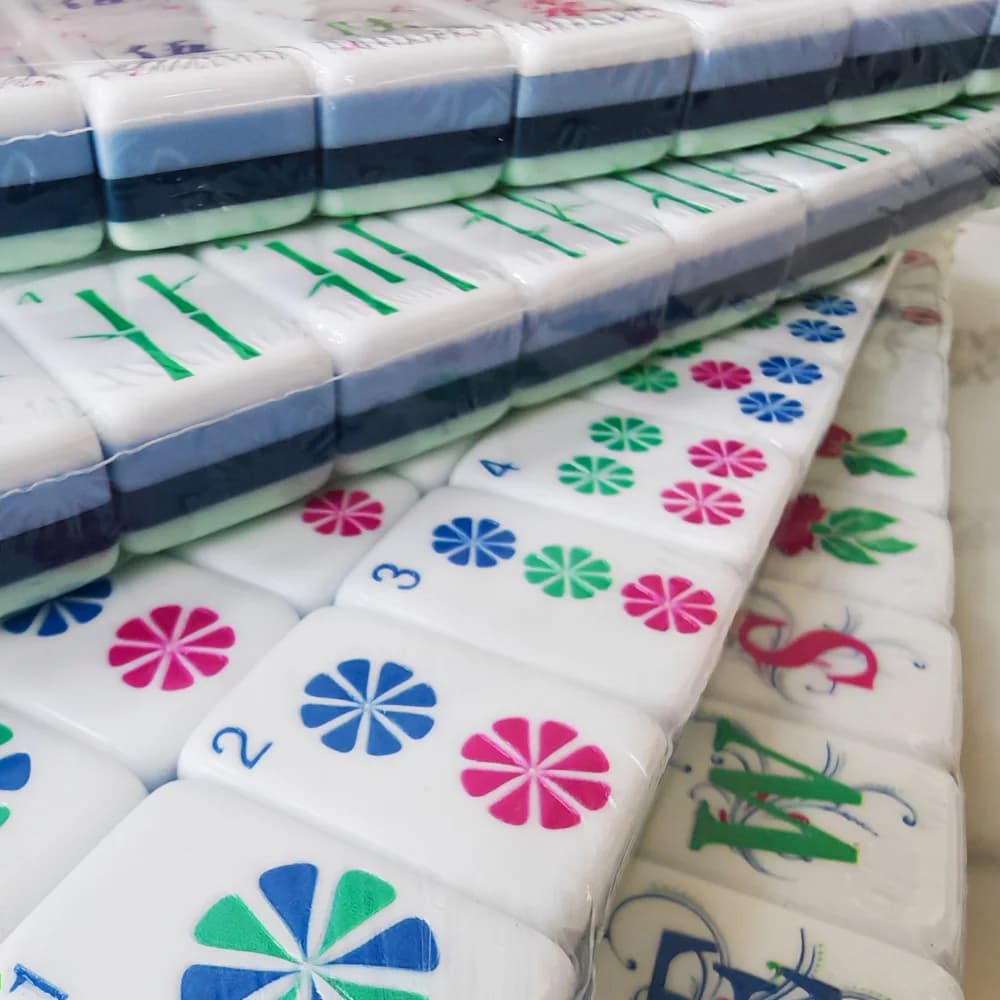 Hot Sale Light Cyan Custom American Mahjong Set 4-Layer Acrylic Luxury Engraved Mahjong Tiles Board Game Portable Mah Jongg Sets