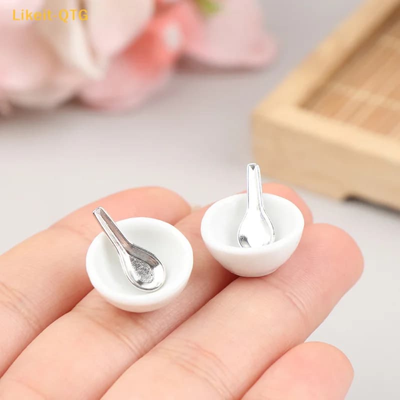 NUOVO Set di 4 Pezzi 1:12 Miniatura per Casa delle Bambole, Mini Ciotola in Ceramica e Cucchiaio da Zuppa, Modellini Giocattolo