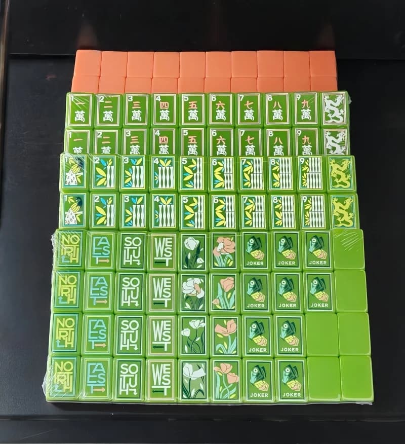 Set Premium di Mahjong Americano in Acrilico a 4 Strati | 160 Piastrelle con Motivi Botanici, Gioco da Viaggio Portatile per Famiglie, Regali di Lusso a Sorpresa