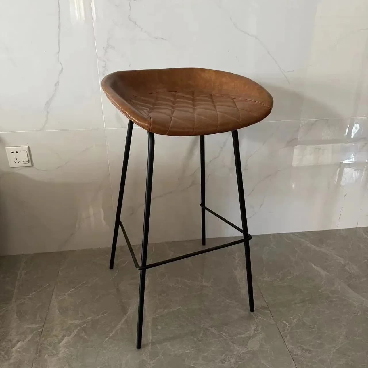 -Mobili da bancone realizzati in fabbrica Gambe in metallo Schienale in PU Cucina di lusso Sgabello alto moderno in pelle Sedie da bar per tavolo da bar