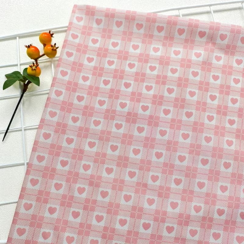 Tessuto Stampato in Puro Cotone Rosa 'Love' L100cm x L145cm, Elegante e Morbido, Traspirante, per Abiti Estivi, Materiale per Cucito Fai-da-Te