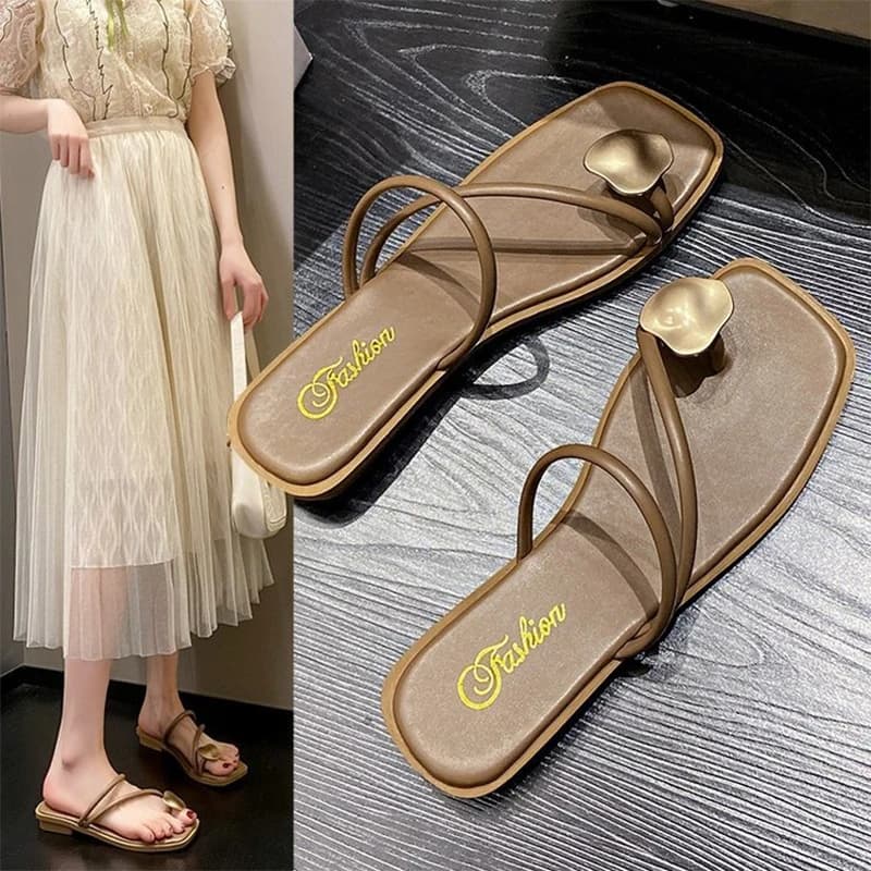 Pantofole piatte slip-on 2025 Nuovi sandali piatti estivi stile fata con clip da donna da indossare all'esterno