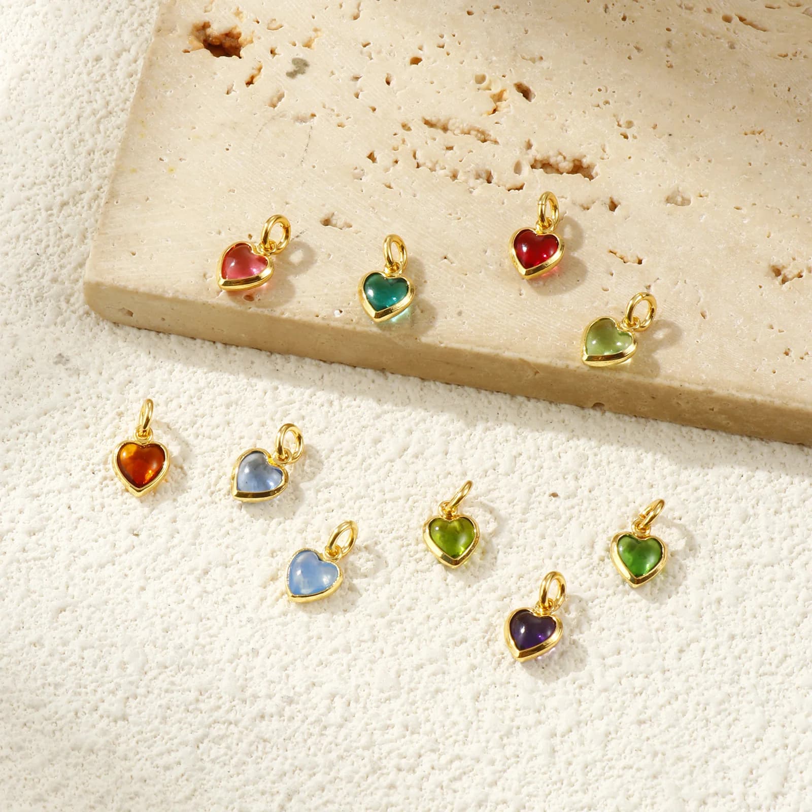 2 pezzi in ottone e vetro con ciondoli per San Valentino mini pendenti a forma di cuore placcati in oro 18 carati per orecchini collana fai da te che realizzano 12 mm x 7 mm