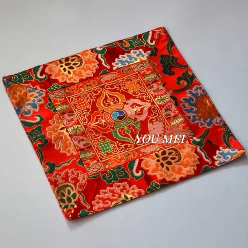 Tappetino Artigianale del Nepal per Rituali Domestici, Tappetino per Vajra e Tamburo a Mano, Stile Tibetano, Ricamato Rosso, Piccola Tovaglia Decorativa