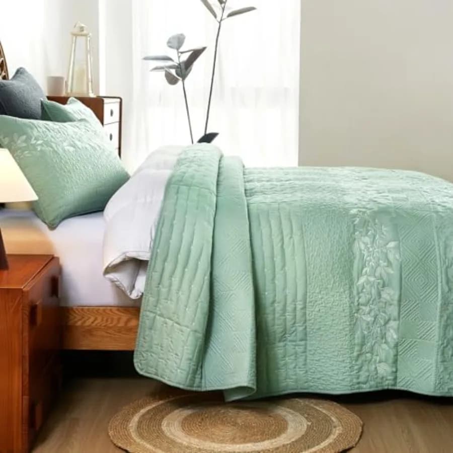 Floral Embroidered Quilt Set Queen Size 3 Piece Bedding Set Reversible Farmhouse Bedspread Coverlet with 2 Pillow Shams Lightwe