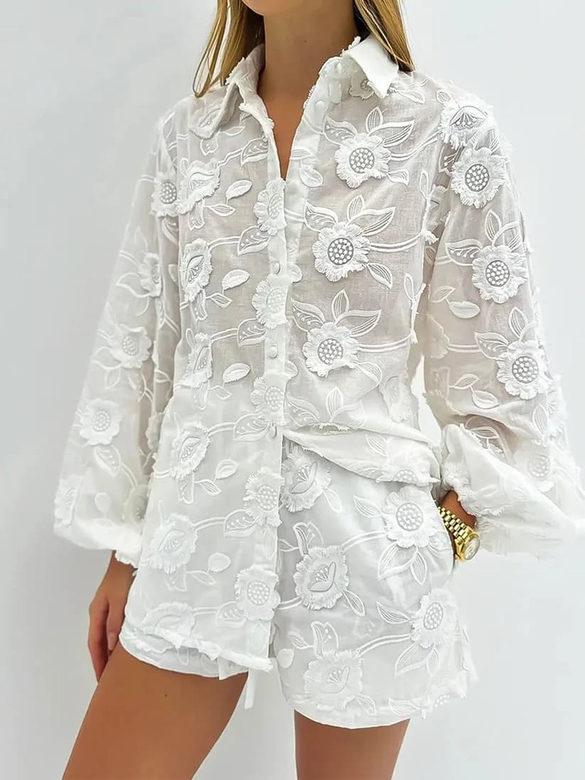 Completo da donna due pezzi con ricamo floreale, camicia a maniche lunghe con bottoni e pantaloncini a vita alta, outfit casual estivo per vacanze al mare