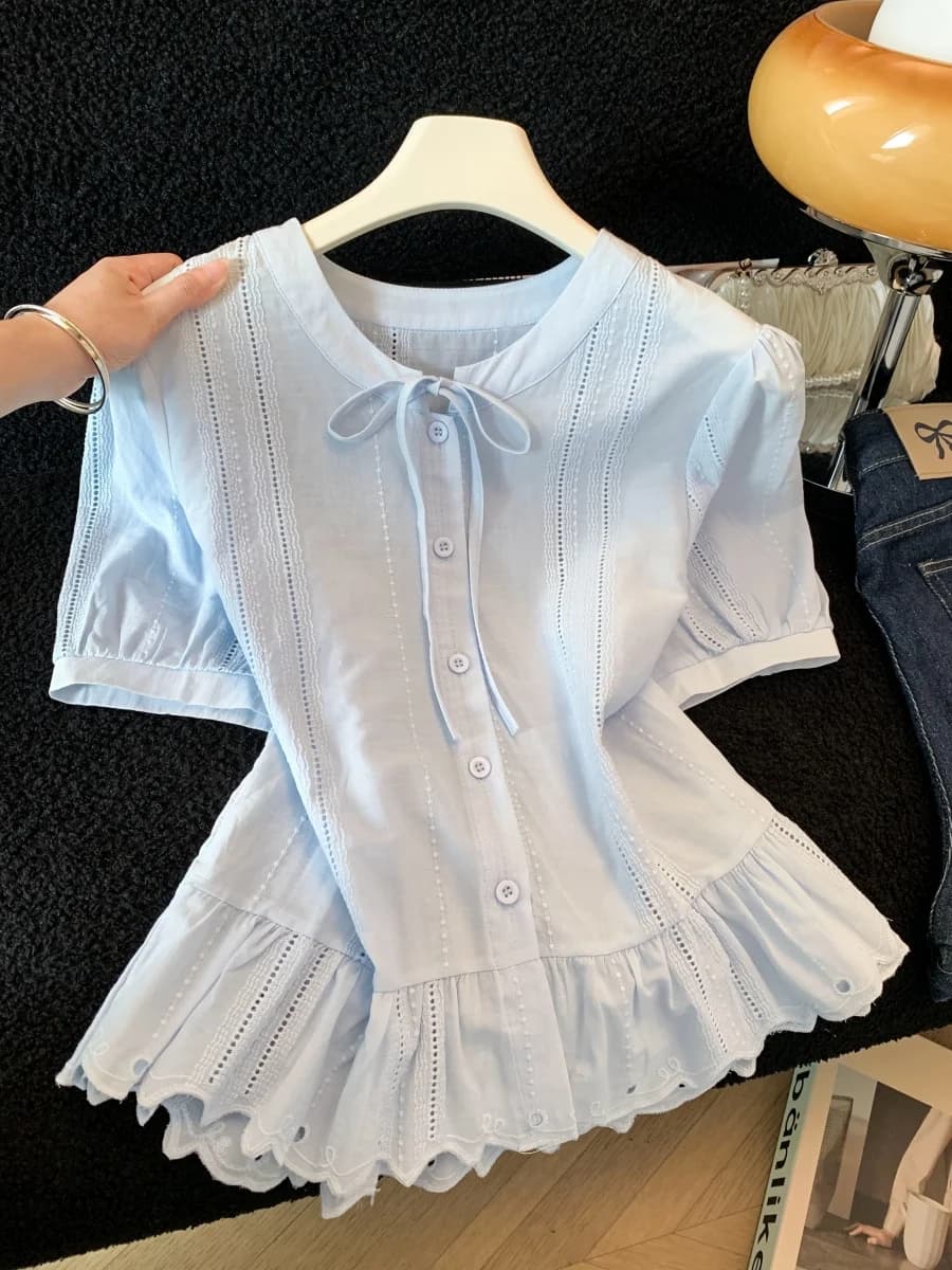 Camicetta da donna estiva 2026 chic e versatile con scollo rotondo, maniche a sbuffo, dettagli traforati, pizzo floreale e cintura - Stile giovanile e dolce