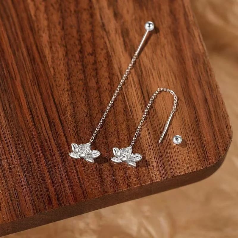 A pair of elegant earrings with women's lotus tassels: sterling silver S925, suitable for everyday, spring and summer use, graduates
