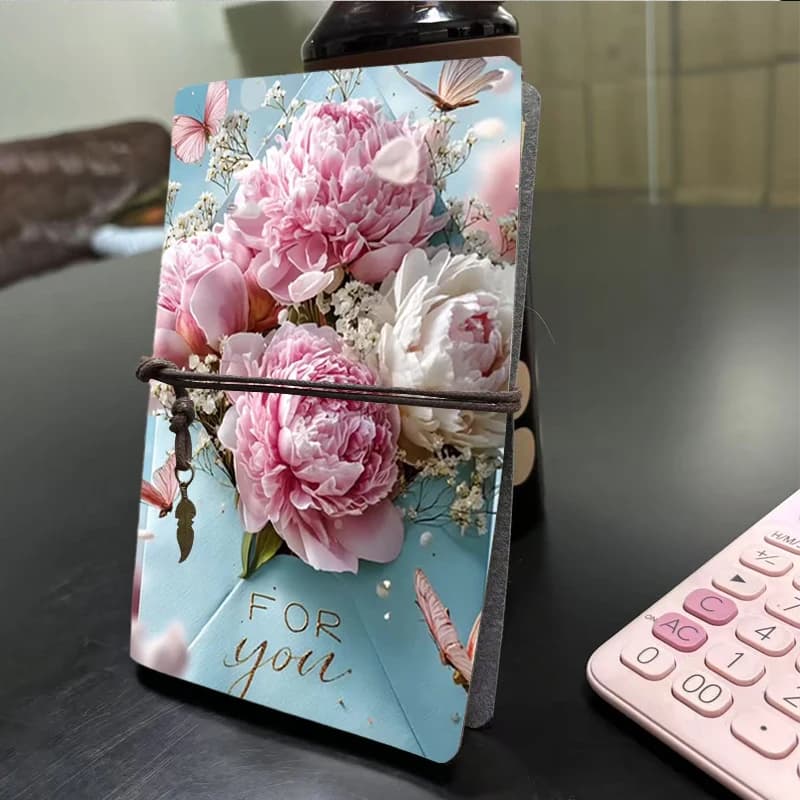 Diario in PU con Peonia Rosa Romantica e Farfalla - Taccuino con Stampa a Busta 'Per Te' e Chiusura con Ciondolo a Piuma, Formato A6