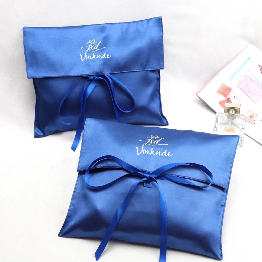 Logo del marchio personalizzato Busta in raso Custodia per vestiti Borsa a nastro Borsa per capelli riutilizzabile di lusso Borsa in seta blu polvere per borsa cosmetica