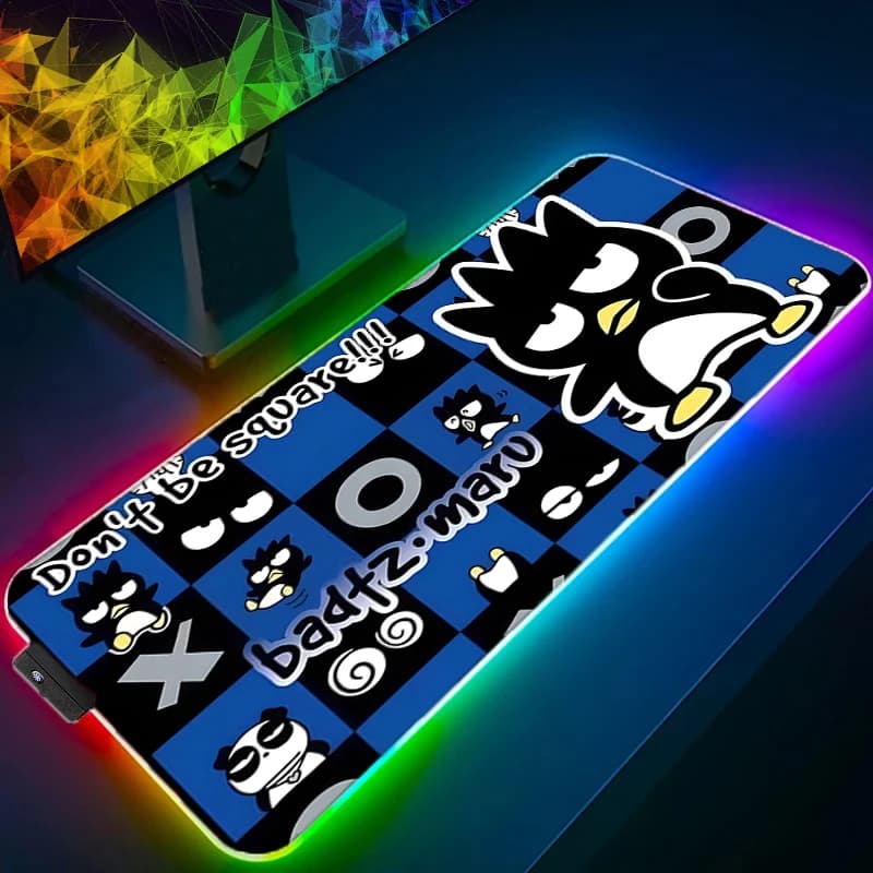 Tappetino per Mouse RGB Anime, Accessori da Gaming, Tappetino LED per Tastiera, Tappeto da Scrivania Sanrio Bad Badtz-Maru, Mousepad Retroilluminato per Gamer