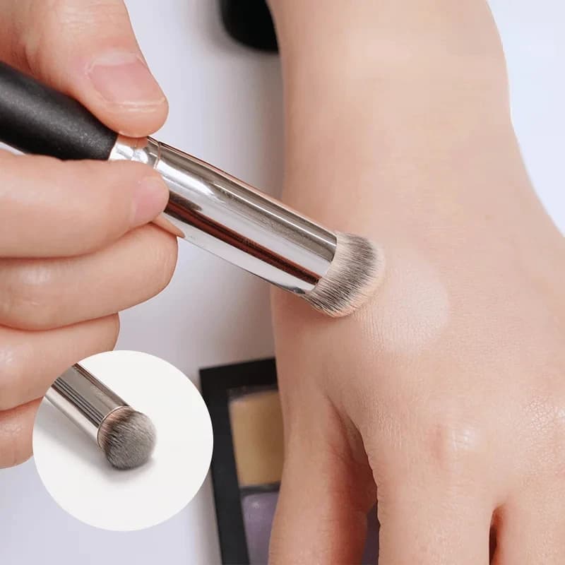 Pennello per fondotinta e correttore, pennelli professionali per contouring e blush, pennello per trucco viso denso per sfumature impeccabili sotto gli occhi