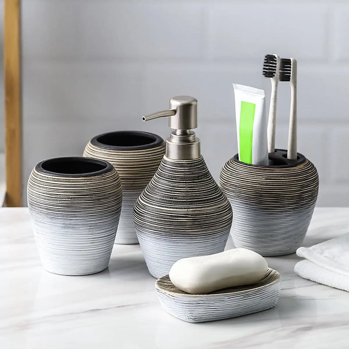 Set da Bagno in Ceramica 5 Pezzi: Bicchiere per Gargarismo, Portaspazzolino, Dispenser Sapone, Bottiglia Lozione - Compatto, Leggero, Essenziale per Casa e Viaggio