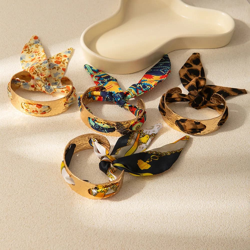 Braccialetti a goccia in metallo con spago sciarpa con stampa leopardata di nuova moda per le donne Gioielli con bracciale a onda spessa con polsino aperto color oro