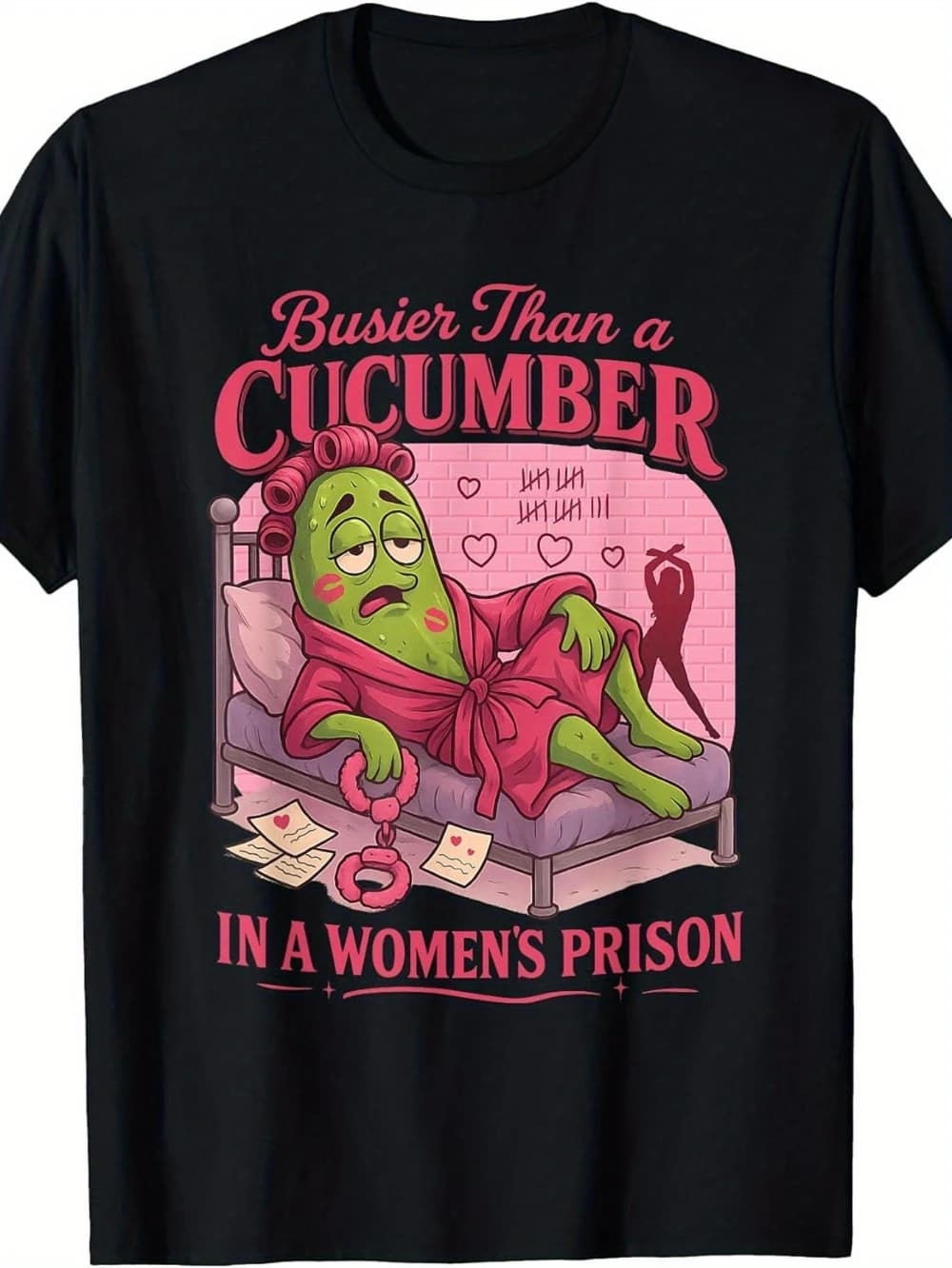 T-shirt nera da uomo a tema prigione divertente e scherzosa, con slogan 'Cucumbers in Women's Prison', a maniche corte, nera