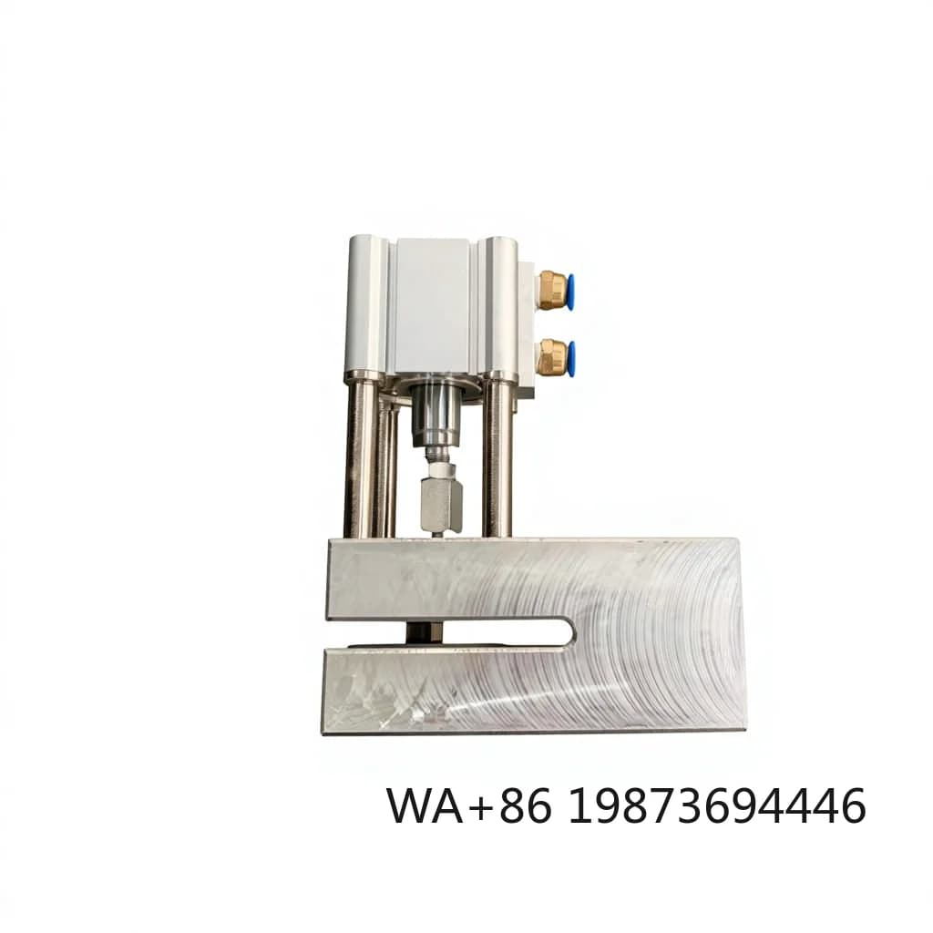 Macchina perforatrice speciale per attrezzature per la produzione di sacchetti, per la lavorazione di fori rotondi e fori a strappo facile.