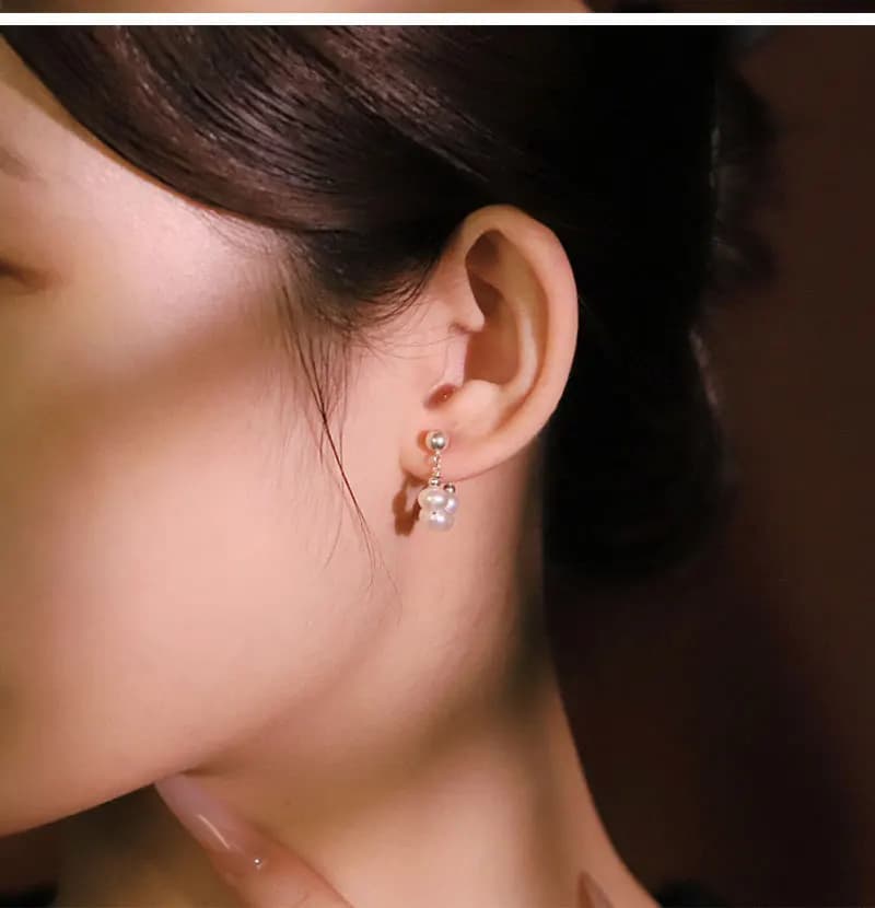 Fascino Orecchini semplici con perle naturali Orecchini di lusso leggeri Accessorio da donna di moda Regalo per feste di Natale