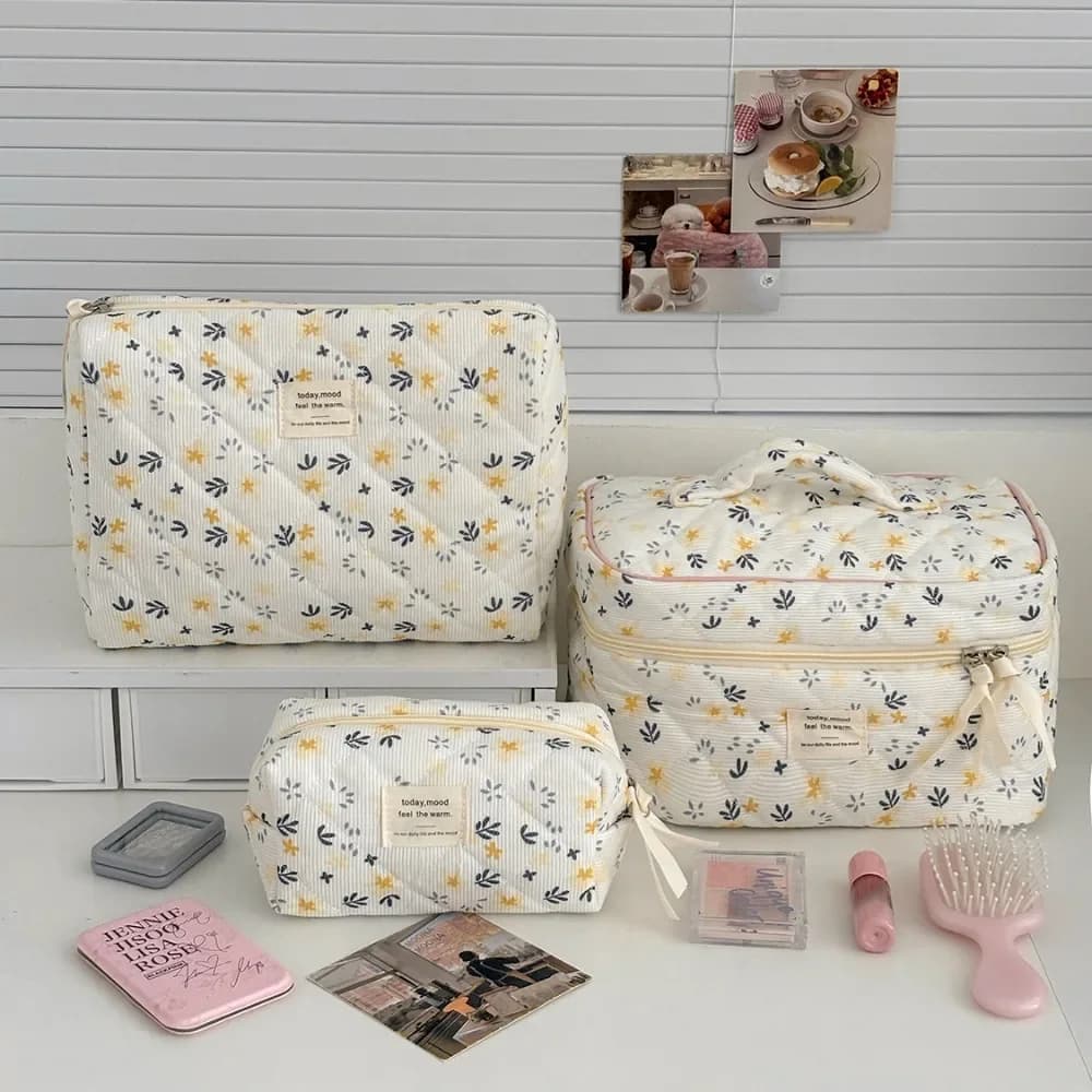 Vintage Women's Bag with Sheet Printing, Big Capacity, for Cheats and Cosmetics, Quilted Travel Feet