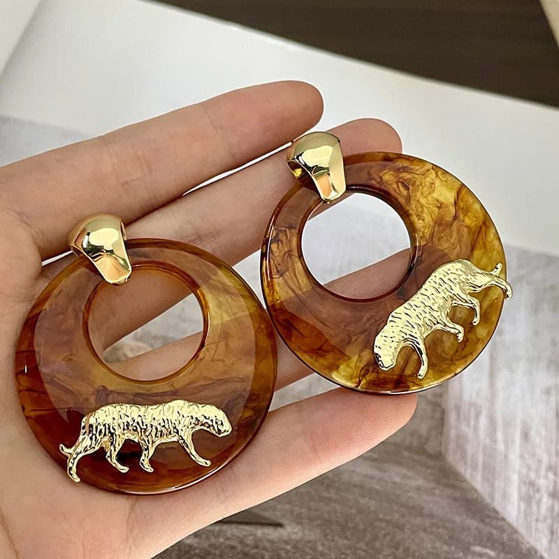 HUANQI Forma geometrica esagerata placcata in oro con motivo tigre Forma circolare Orecchini in resina con trama mista per gioielli da donna